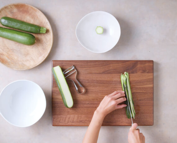 Dies ist Schritt Nr. 1 der Anleitung, wie man das Rezept Zoodles mit Olivenpesto zubereitet.