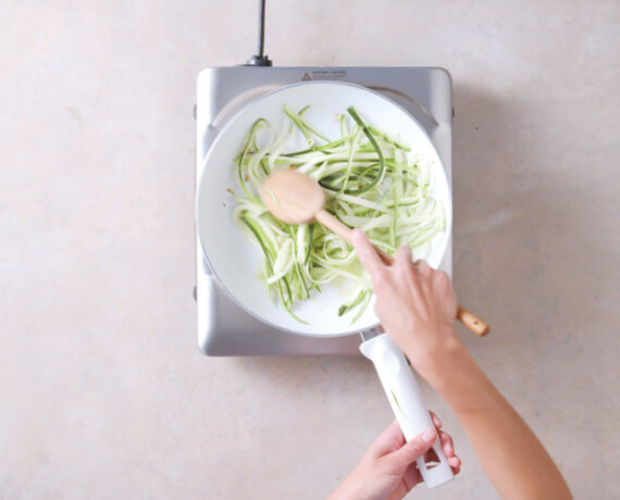 Dies ist Schritt Nr. 3 der Anleitung, wie man das Rezept Zoodles mit Olivenpesto zubereitet.