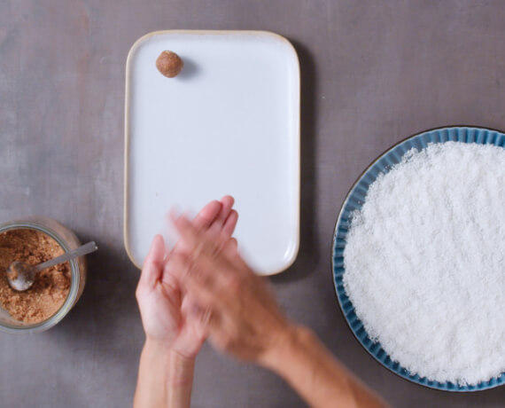 Dies ist Schritt Nr. 3 der Anleitung, wie man das Rezept Kokos-Energy-Balls zubereitet.