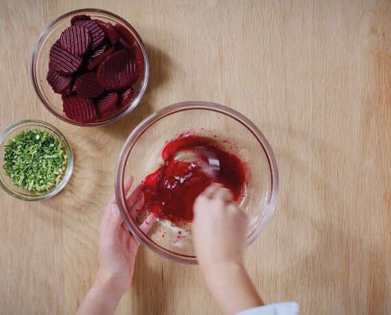 Dies ist Schritt Nr. 2 der Anleitung, wie man das Rezept Rote-Bete-Salat zubereitet.