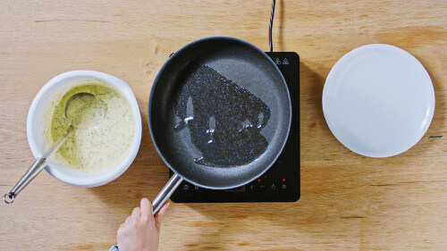Dies ist Schritt Nr. 2 der Anleitung, wie man das Rezept Kräuterpfannkuchen mit cremigen Pilzen zubereitet.