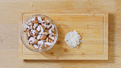 Dies ist Schritt Nr. 4 der Anleitung, wie man das Rezept Kräuterpfannkuchen mit cremigen Pilzen zubereitet.