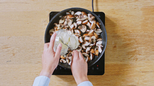 Dies ist Schritt Nr. 5 der Anleitung, wie man das Rezept Kräuterpfannkuchen mit cremigen Pilzen zubereitet.