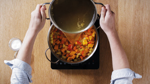 Dies ist Schritt Nr. 2 der Anleitung, wie man das Rezept Klassische Kürbissuppe zubereitet.
