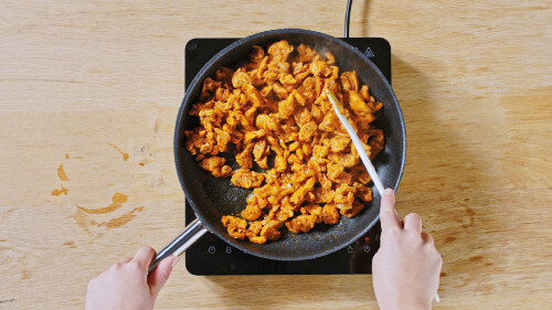 Dies ist Schritt Nr. 1 der Anleitung, wie man das Rezept Vegane Gyros-Bowl mit Zucchini-Bulgur zubereitet.