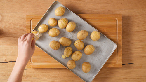 Dies ist Schritt Nr. 2 der Anleitung, wie man das Rezept Hasselback-Kartoffel-Salat mit Lachs zubereitet.