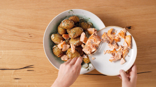 Dies ist Schritt Nr. 6 der Anleitung, wie man das Rezept Hasselback-Kartoffel-Salat mit Lachs zubereitet.