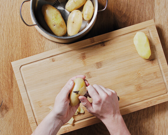 Dies ist Schritt Nr. 1 der Anleitung, wie man das Rezept Bratkartoffeln mit Speck zubereitet.