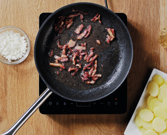 Dies ist Schritt Nr. 2 der Anleitung, wie man das Rezept Bratkartoffeln mit Speck zubereitet.