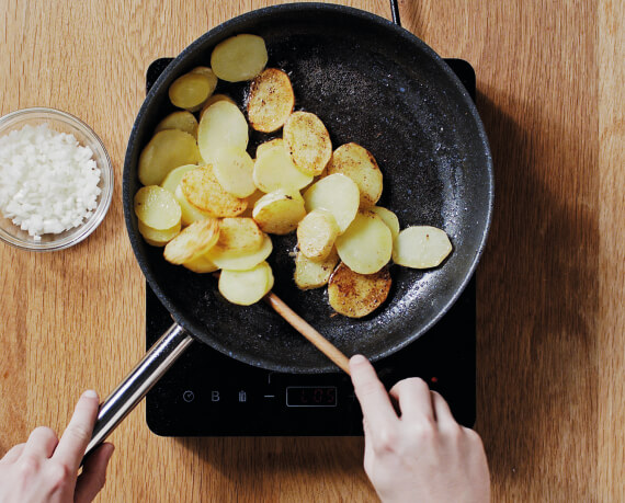 Dies ist Schritt Nr. 3 der Anleitung, wie man das Rezept Bratkartoffeln mit Speck zubereitet.