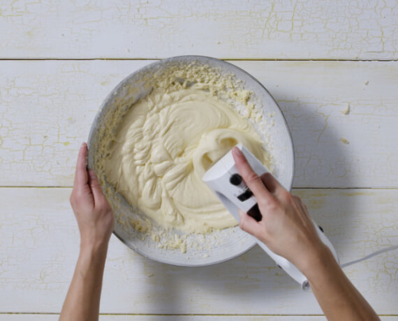 Dies ist Schritt Nr. 2 der Anleitung, wie man das Rezept Spiegeleikuchen mit Schmandcreme zubereitet.