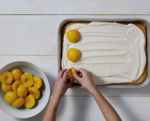 Dies ist Schritt Nr. 5 der Anleitung, wie man das Rezept Spiegeleikuchen mit Schmandcreme zubereitet.