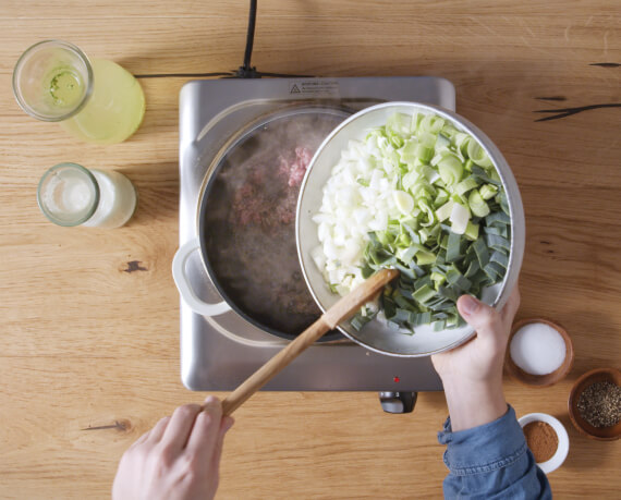 Dies ist Schritt Nr. 2 der Anleitung, wie man das Rezept Klassische Käse-Lauch-Suppe zubereitet.