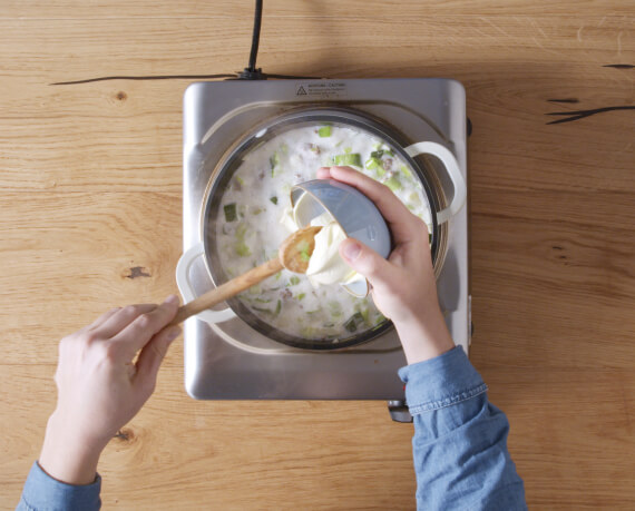 Dies ist Schritt Nr. 4 der Anleitung, wie man das Rezept Klassische Käse-Lauch-Suppe zubereitet.