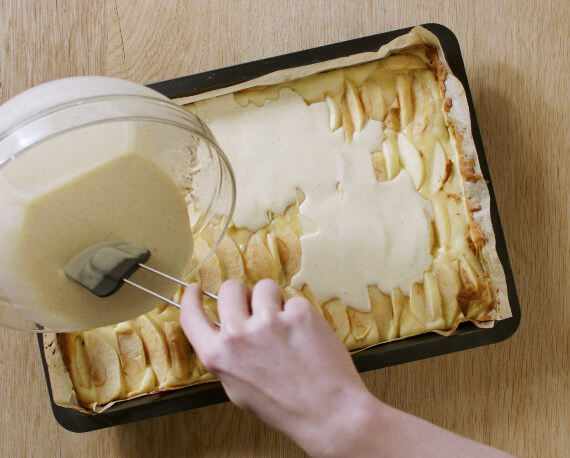 Dies ist Schritt Nr. 4 der Anleitung, wie man das Rezept Klassischer Apfelkuchen zubereitet.