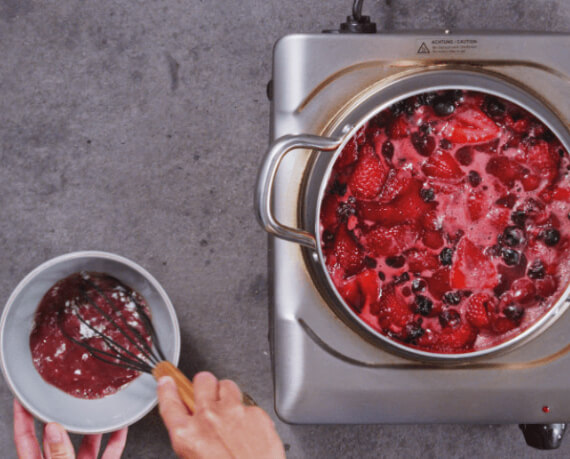 Dies ist Schritt Nr. 2 der Anleitung, wie man das Rezept Rote Grütze mit Vanillesauce zubereitet.