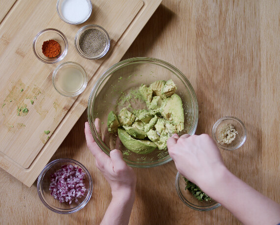 Dies ist Schritt Nr. 3 der Anleitung, wie man das Rezept Guacamole Grundrezept zubereitet.