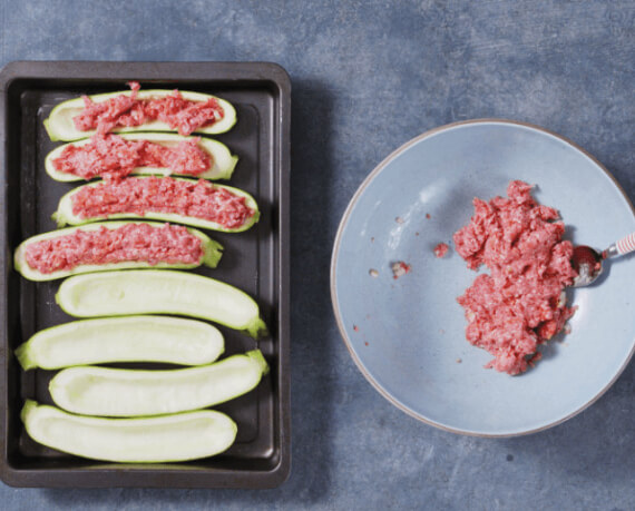 Dies ist Schritt Nr. 3 der Anleitung, wie man das Rezept Gefüllte Zucchini mit Tomatensauce zubereitet.