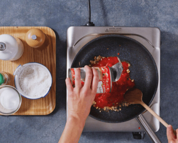 Dies ist Schritt Nr. 4 der Anleitung, wie man das Rezept Gefüllte Zucchini mit Tomatensauce zubereitet.