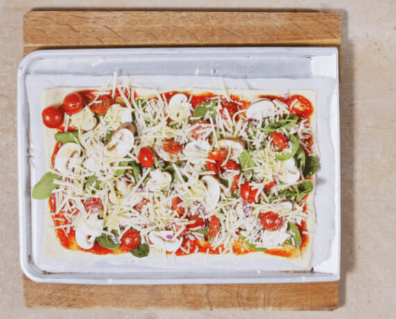 Dies ist Schritt Nr. 2 der Anleitung, wie man das Rezept Vegane Spinat Pizza mit Pilzen zubereitet.