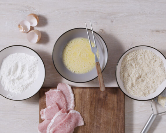 Dies ist Schritt Nr. 3 der Anleitung, wie man das Rezept Krosses Parmesan-Schnitzel mit Honig-Kartoffeln und Gurkensalat zubereitet.