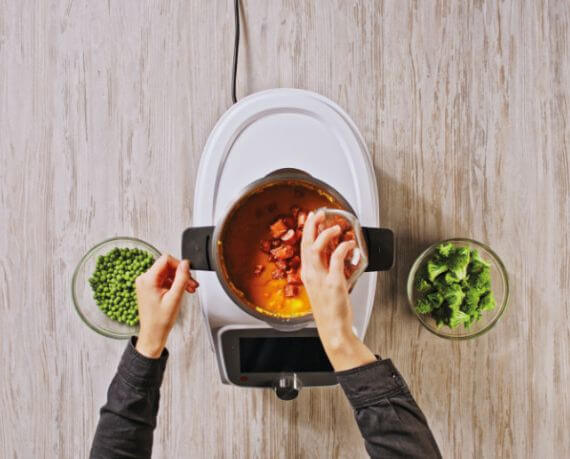 Dies ist Schritt Nr. 3 der Anleitung, wie man das Rezept Herbstlicher Gemüseeintopf mit Würstchen zubereitet.