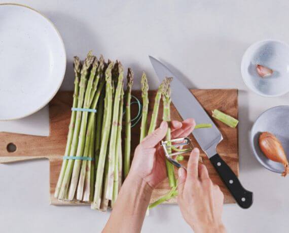 Dies ist Schritt Nr. 1 der Anleitung, wie man das Rezept Spargel-Risotto mit Garnelen zubereitet.