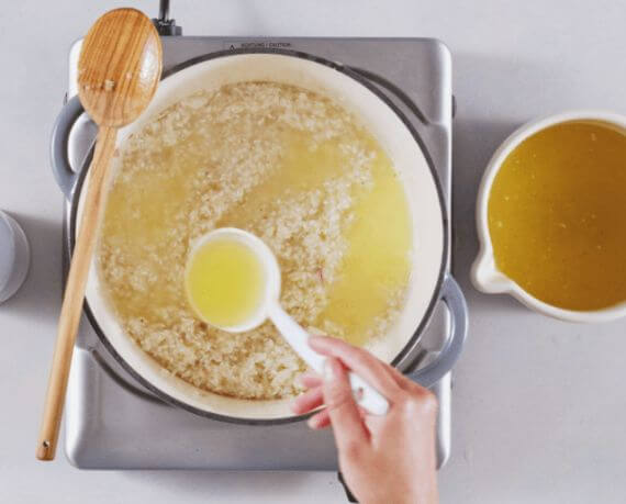 Dies ist Schritt Nr. 2 der Anleitung, wie man das Rezept Spargel-Risotto mit Garnelen zubereitet.