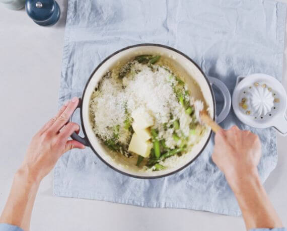 Dies ist Schritt Nr. 5 der Anleitung, wie man das Rezept Spargel-Risotto mit Garnelen zubereitet.