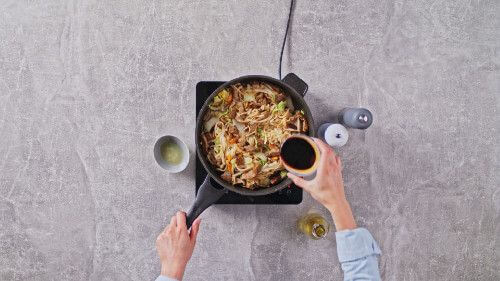 Dies ist Schritt Nr. 5 der Anleitung, wie man das Rezept Udon Nudeln mit Gemüse und Rindfleischstreifen zubereitet.