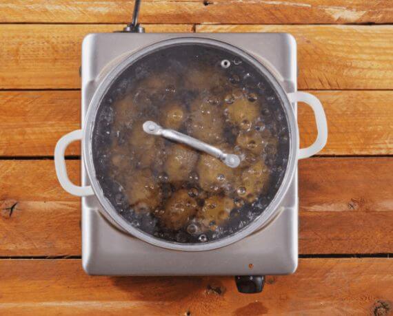 Dies ist Schritt Nr. 1 der Anleitung, wie man das Rezept Bratwurst mit gegrilltem Kartoffelsalat zubereitet.