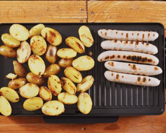 Dies ist Schritt Nr. 3 der Anleitung, wie man das Rezept Bratwurst mit gegrilltem Kartoffelsalat zubereitet.