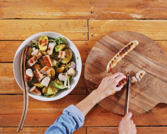 Dies ist Schritt Nr. 4 der Anleitung, wie man das Rezept Bratwurst mit gegrilltem Kartoffelsalat zubereitet.