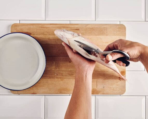 Dies ist Schritt Nr. 1 der Anleitung, wie man das Rezept Dorade oder Rotbrasse filetieren zubereitet.