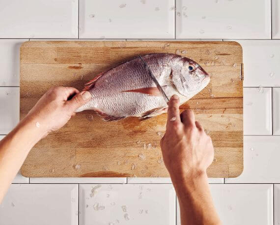 Dies ist Schritt Nr. 3 der Anleitung, wie man das Rezept Dorade oder Rotbrasse filetieren zubereitet.