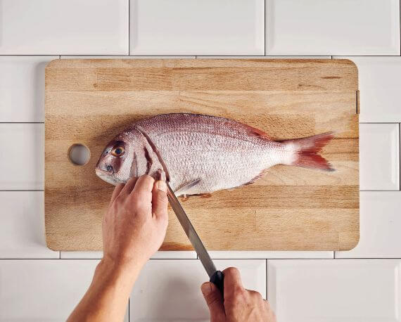 Dies ist Schritt Nr. 4 der Anleitung, wie man das Rezept Dorade oder Rotbrasse filetieren zubereitet.