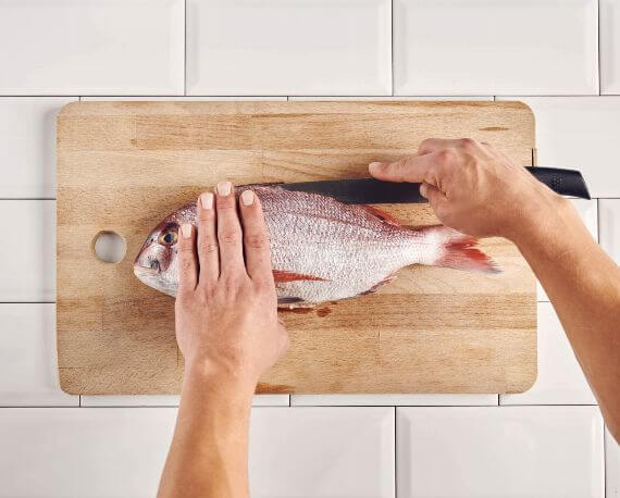 Dies ist Schritt Nr. 5 der Anleitung, wie man das Rezept Dorade oder Rotbrasse filetieren zubereitet.