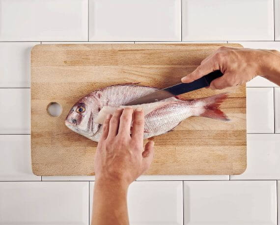 Dies ist Schritt Nr. 6 der Anleitung, wie man das Rezept Dorade oder Rotbrasse filetieren zubereitet.
