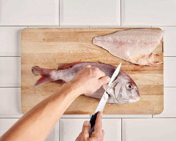Dies ist Schritt Nr. 7 der Anleitung, wie man das Rezept Dorade oder Rotbrasse filetieren zubereitet.