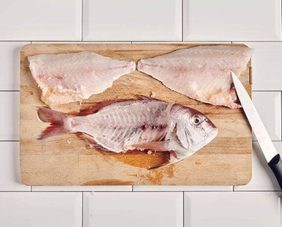 Dies ist Schritt Nr. 8 der Anleitung, wie man das Rezept Dorade oder Rotbrasse filetieren zubereitet.