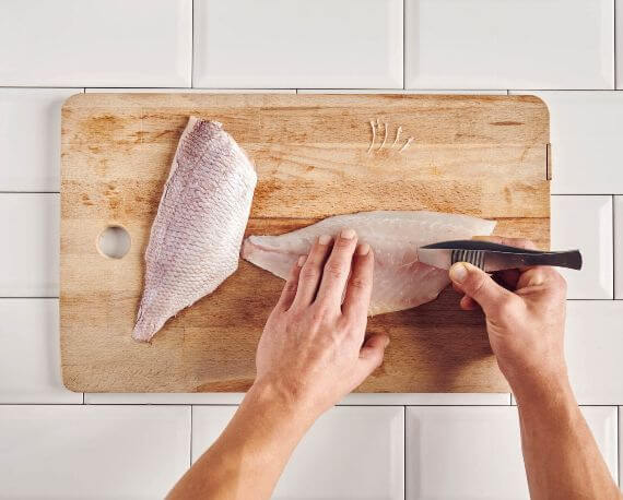 Dies ist Schritt Nr. 15 der Anleitung, wie man das Rezept Dorade oder Rotbrasse filetieren zubereitet.
