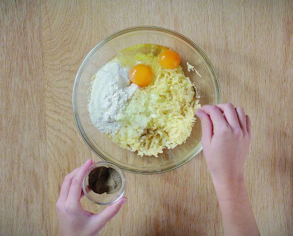 Dies ist Schritt Nr. 2 der Anleitung, wie man das Rezept Kartoffelpuffer Grundrezept zubereitet.