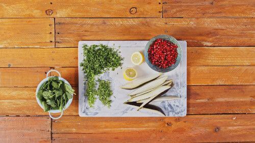Dies ist Schritt Nr. 2 der Anleitung, wie man das Rezept Merguez mit Tabouleh und gegrillter Aubergine zubereitet.
