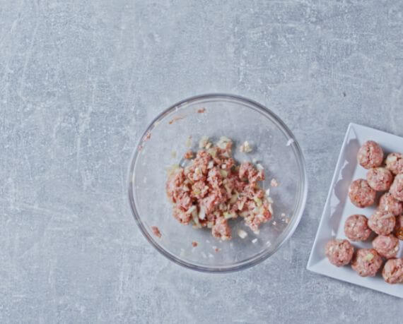 Dies ist Schritt Nr. 1 der Anleitung, wie man das Rezept Hackbällchen in Paprika-Sahne-Sauce zubereitet.
