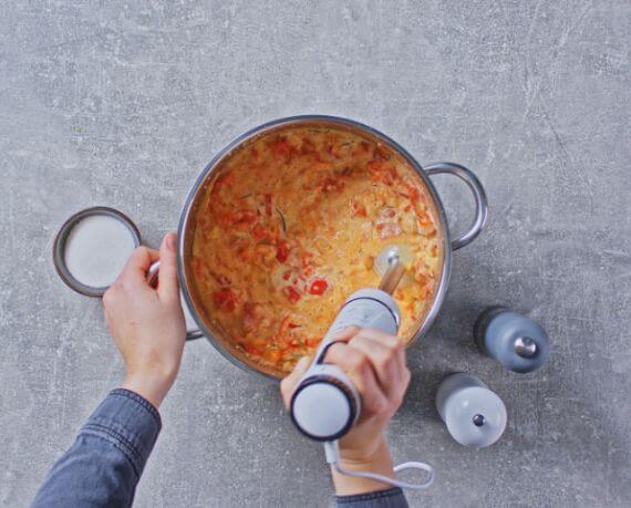 Dies ist Schritt Nr. 5 der Anleitung, wie man das Rezept Hähnchen mit Paprikasoße und Zucchini-Gemüse zubereitet.