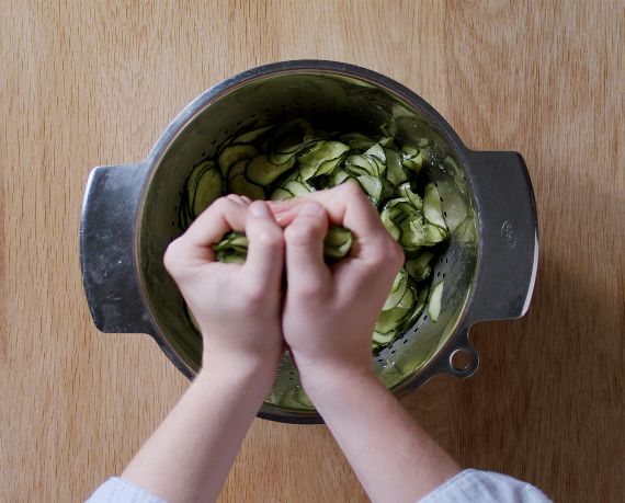 Dies ist Schritt Nr. 3 der Anleitung, wie man das Rezept Klassischer Gurkensalat zubereitet.