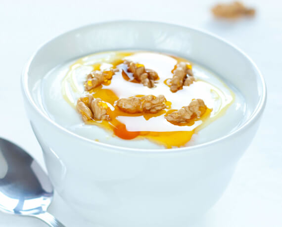 Griechischer Joghurt mit Honig und Nüssen