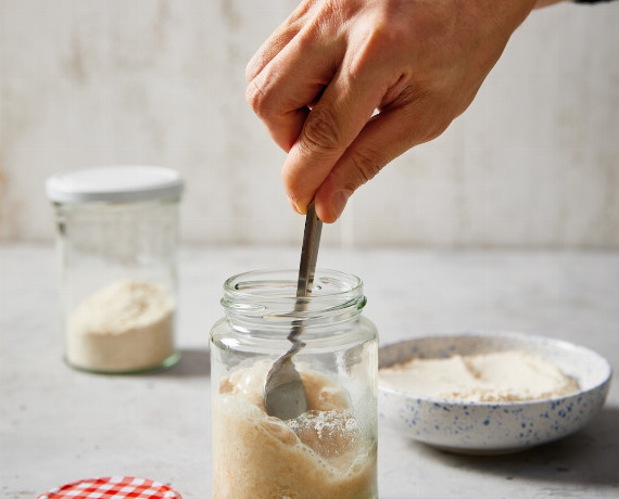 Dies ist Schritt Nr. 1 der Anleitung, wie man das Rezept Selbst gemachter Sauerteig zubereitet.