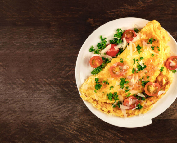 Omelett mit Cocktail-Tomaten und Petersilie