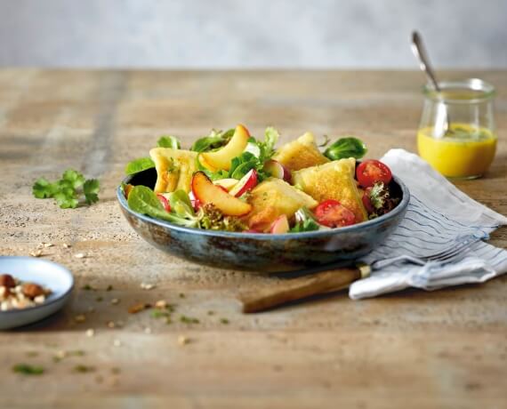 Bunter Salat mit gebratenen Maultaschen und Apfelspalten